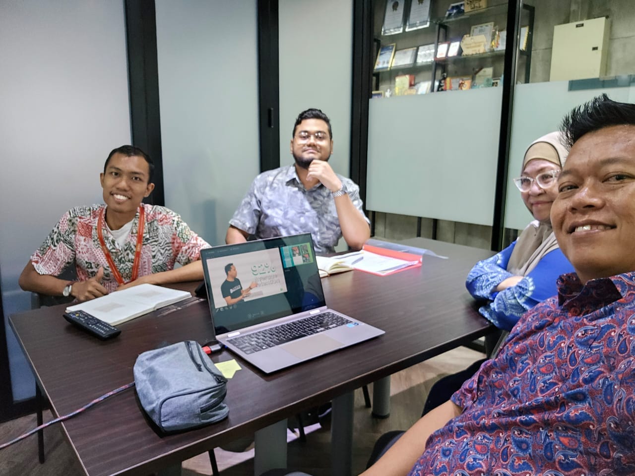 Working session with the training team around the table